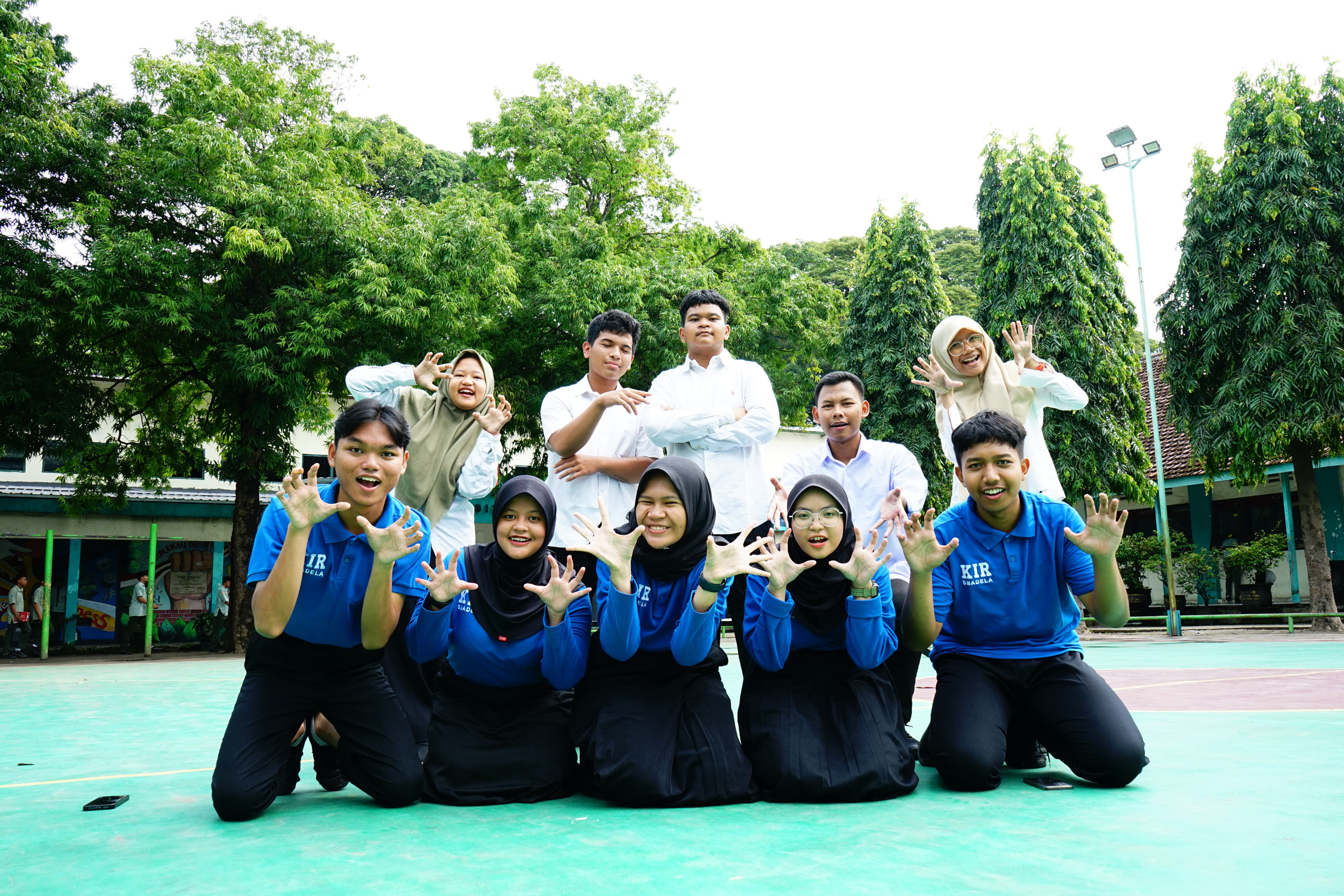 Anggota KIR berpose bersama